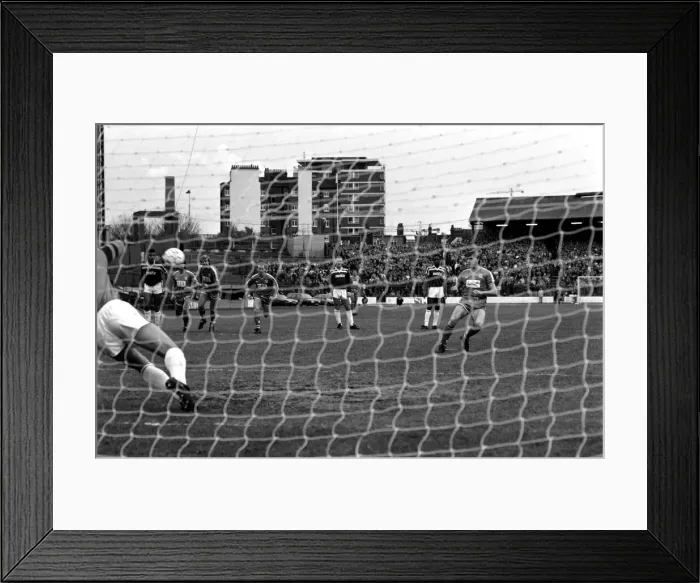 Framed Print : Chelsea 4 v. Aston Villa 1. Division One Football. December 1986 LF21-24-081