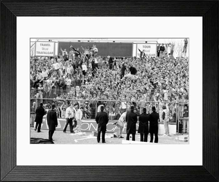 Framed Print : Chelsea 0-1 Liverpool league match, last of season, at Stamford Bridge, 3rd May 1986 Framed Print : Chelsea 0-1 Liverpool league match, last of season, at Stamford Bridge, 3rd May 1986