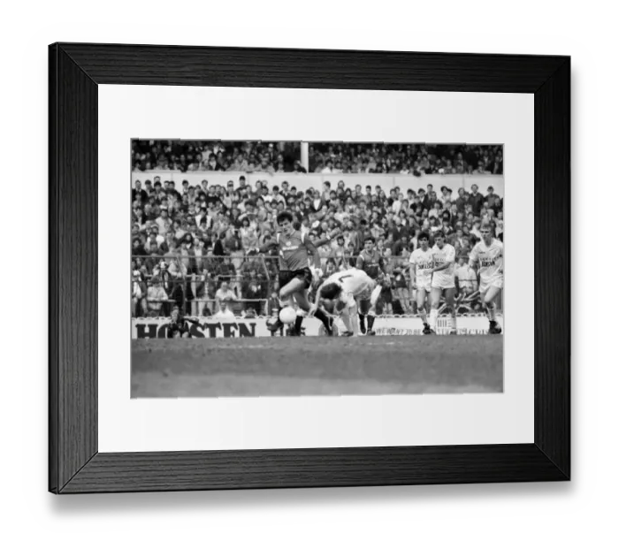 Framed Print : Tottenham Hotspur 0 v. Manchester United 0. Division One Football
