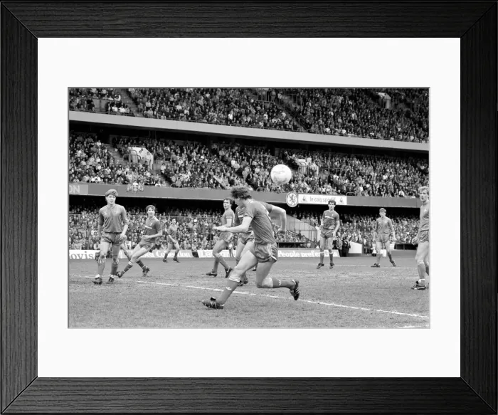Framed Print : Chelsea 0-1 Liverpool league match, last of season, at Stamford Bridge, 3rd May 1986 Framed Print : Chelsea 0-1 Liverpool league match, last of season, at Stamford Bridge, 3rd May 1986