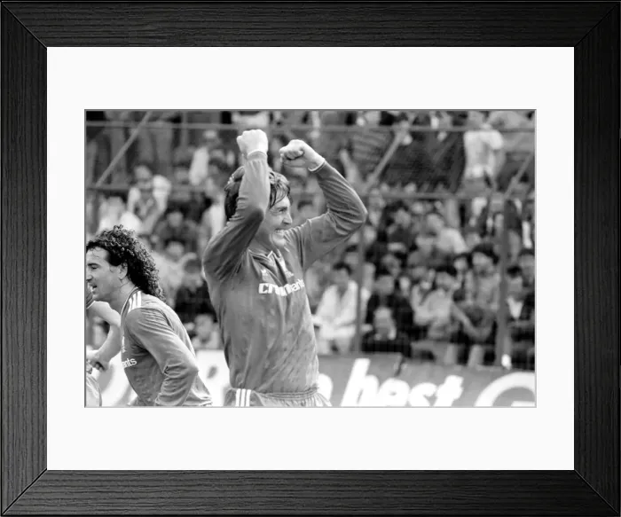 Framed Print : Chelsea 0-1 Liverpool league match, last of season, at Stamford Bridge, 3rd May 1986 Framed Print : Chelsea 0-1 Liverpool league match, last of season, at Stamford Bridge, 3rd May 1986