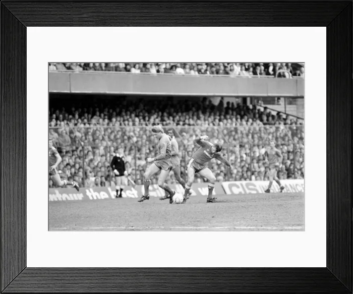 Framed Print : Chelsea 0-1 Liverpool league match, last of season, at Stamford Bridge, 3rd May 1986 Framed Print : Chelsea 0-1 Liverpool league match, last of season, at Stamford Bridge, 3rd May 1986