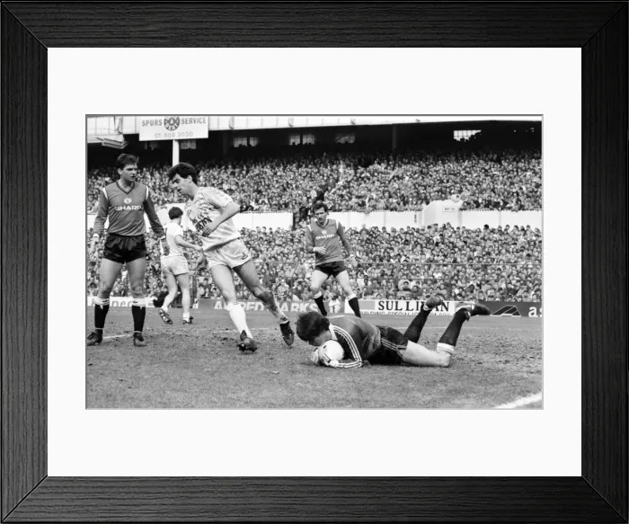 Framed Print : Tottenham Hotspur 0 v. Manchester United 0. Division One Football