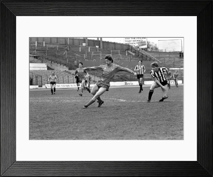 Framed Print : Chelsea 1 v. Newcastle 1. Division One Football United. April 1986 LF19-10-010 Framed Print : Chelsea 1 v. Newcastle 1. Division One Football United. April 1986 LF19-10-010