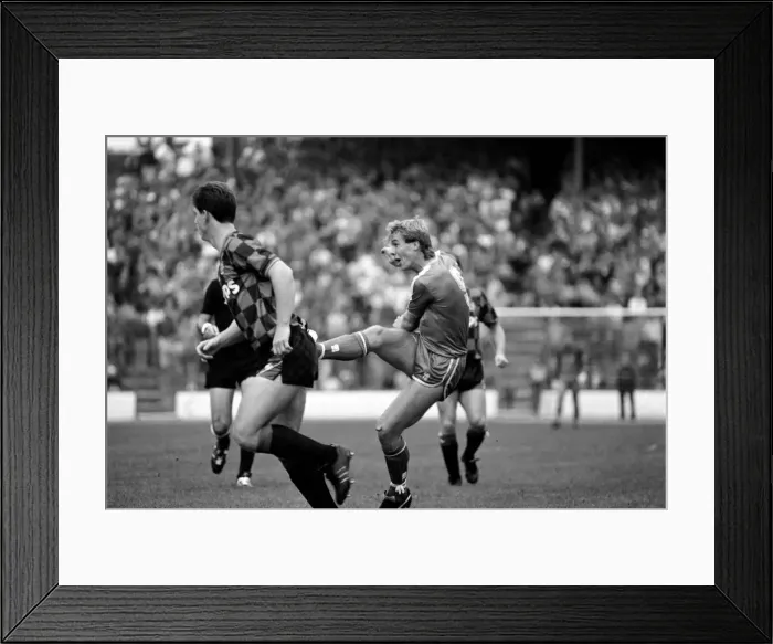 Framed Print : Chelsea 2 v. Manchester City 1. Division One Football. October 1986 LF20-09-048 Framed Print : Chelsea 2 v. Manchester City 1. Division One Football. October 1986 LF20-09-048