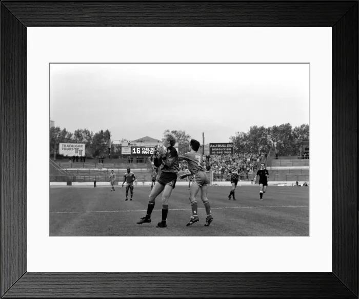 Framed Print : Chelsea 2 v. Manchester City 1. Division One Football. October 1986 LF20-09-076