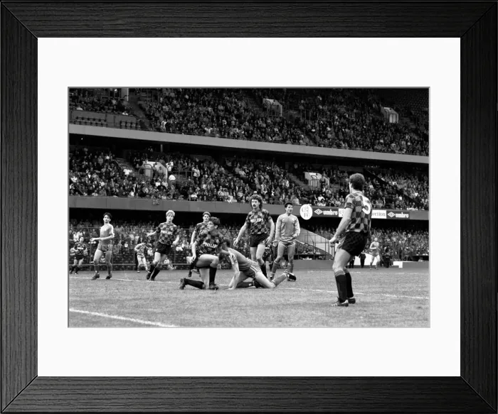 Framed Print : Chelsea 2 v. Manchester City 1. Division One Football. October 1986 LF20-09-010 Framed Print : Chelsea 2 v. Manchester City 1. Division One Football. October 1986 LF20-09-010
