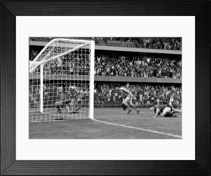 Framed Print : Chelsea 2 v. Manchester City 1. Division One Football. October 1986 LF20-09-025
