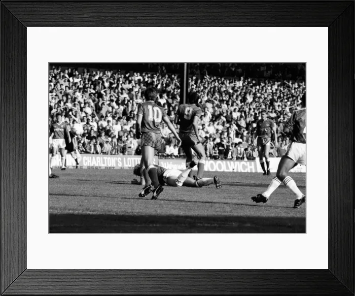 Framed Print : Charlton 3 v. Everton 2. Division One Football. October 1986 LF20-07-037 Framed Print : Charlton 3 v. Everton 2. Division One Football. October 1986 LF20-07-037