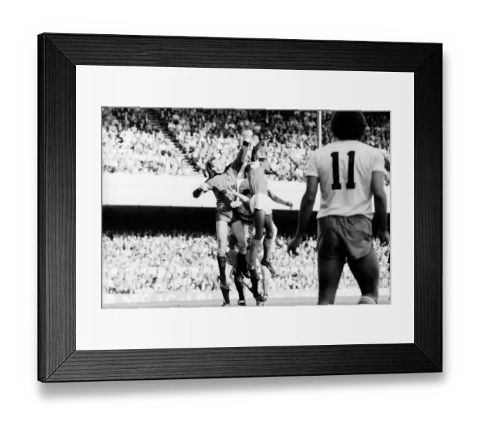 Framed Print : Arsenal 3 v. Watford 1. Division One Football. October 1986 LF20-03-112 Framed Print : Arsenal 3 v. Watford 1. Division One Football. October 1986 LF20-03-112