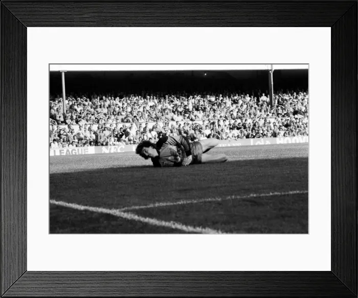 Framed Print : Arsenal 3 v. Watford 1. Division One Football. October 1986 LF20-03-051 Framed Print : Arsenal 3 v. Watford 1. Division One Football. October 1986 LF20-03-051