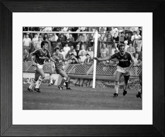 Framed Print : Charlton 3 v. Everton 2. Division One Football. October 1986 LF20-07-012 Framed Print : Charlton 3 v. Everton 2. Division One Football. October 1986 LF20-07-012