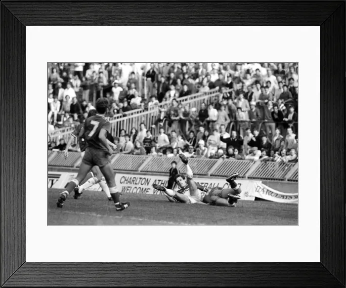 Framed Print : Charlton 3 v. Everton 2. Division One Football. October 1986 LF20-07-002 Framed Print : Charlton 3 v. Everton 2. Division One Football. October 1986 LF20-07-002