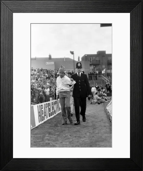 Framed Print : Arsenal 3 v. Watford 1. Division One Football. October 1986 LF20-03-072 Framed Print : Arsenal 3 v. Watford 1. Division One Football. October 1986 LF20-03-072