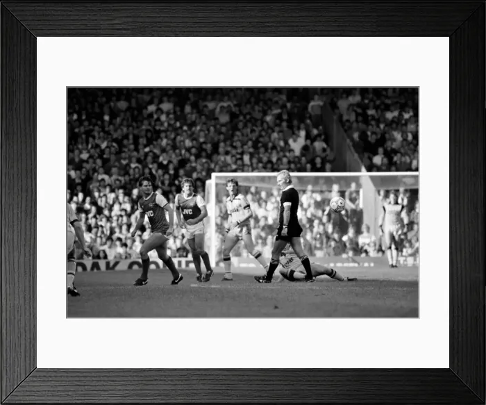 Framed Print : Division One Football 1985 / 86 Season, Arsenal v Aston Villa, Highbury Framed Print : Division One Football 1985 / 86 Season, Arsenal v Aston Villa, Highbury