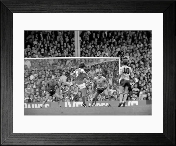Framed Print : Division One Football 1981 / 82 Season. Arsenal v. Sunderland, Highbury Framed Print : Division One Football 1981 / 82 Season. Arsenal v. Sunderland, Highbury