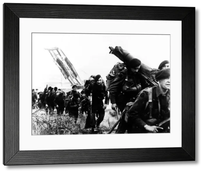 Framed Print : Royal Marine Commandos move inland from the beaches after Normandy landing in June 1944 Framed Print : Royal Marine Commandos move inland from the beaches after Normandy landing in June 1944