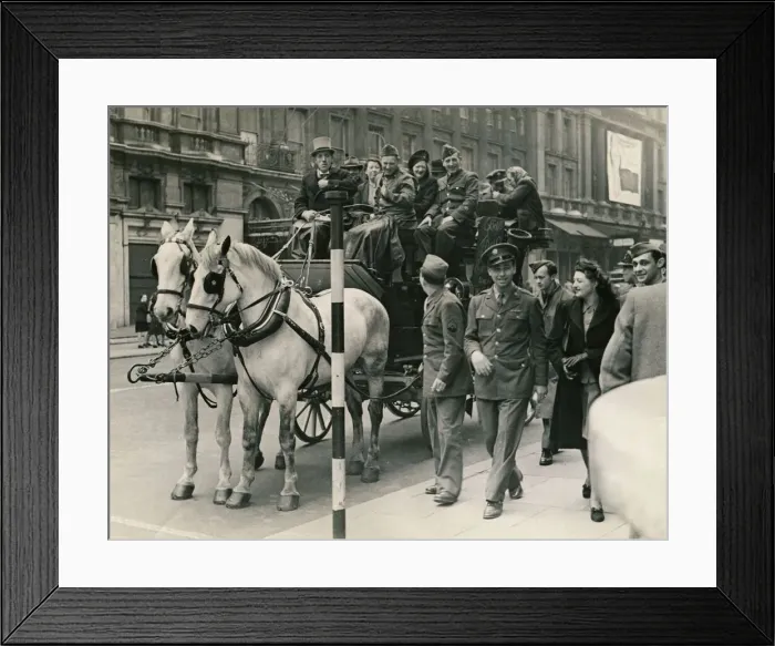 Framed Print : ABWW2 42 Allied service men seeing London in grand style by stage coach The Bell Framed Print : ABWW2 42 Allied service men seeing London in grand style by stage coach The Bell
