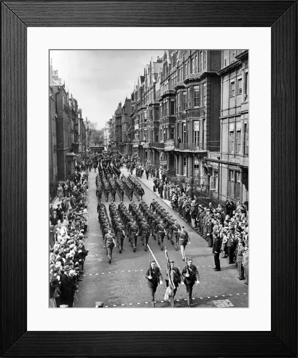 Framed Print : US army troops leaving Green Street Mayfair for their march through the city to Mansion Framed Print : US army troops leaving Green Street Mayfair for their march through the city to Mansion
