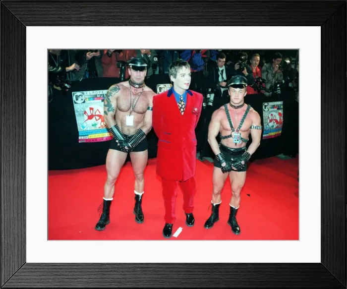 Framed Print : MTV Music Awards November 1996 Julian Clary attends the awards, with two models Framed Print : MTV Music Awards November 1996 Julian Clary attends the awards, with two models