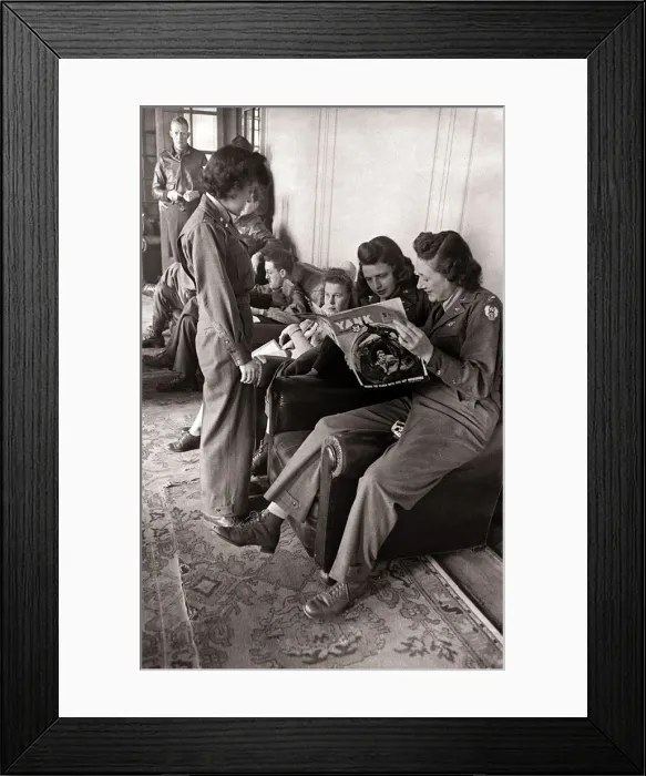 Framed Print : US flying nurses using the officers lounge reading a magazine from home The nurses are