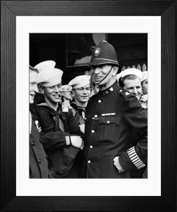 Framed Print : London policeman enjoying a joke with some US sailors Framed Print : London policeman enjoying a joke with some US sailors