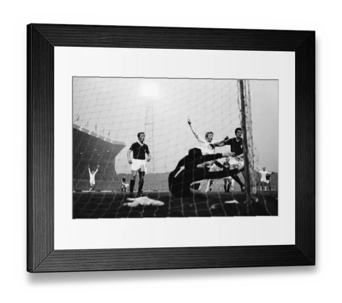Framed Print : European Cup Semi Final Second Leg at Old Trafford. Manchester United 1 v AC Milan Framed Print : European Cup Semi Final Second Leg at Old Trafford. Manchester United 1 v AC Milan