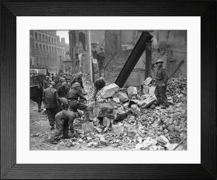 Framed Print : Soldiers brought in to Coventry to help with the clear up following the heavy German air Framed Print : Soldiers brought in to Coventry to help with the clear up following the heavy German air