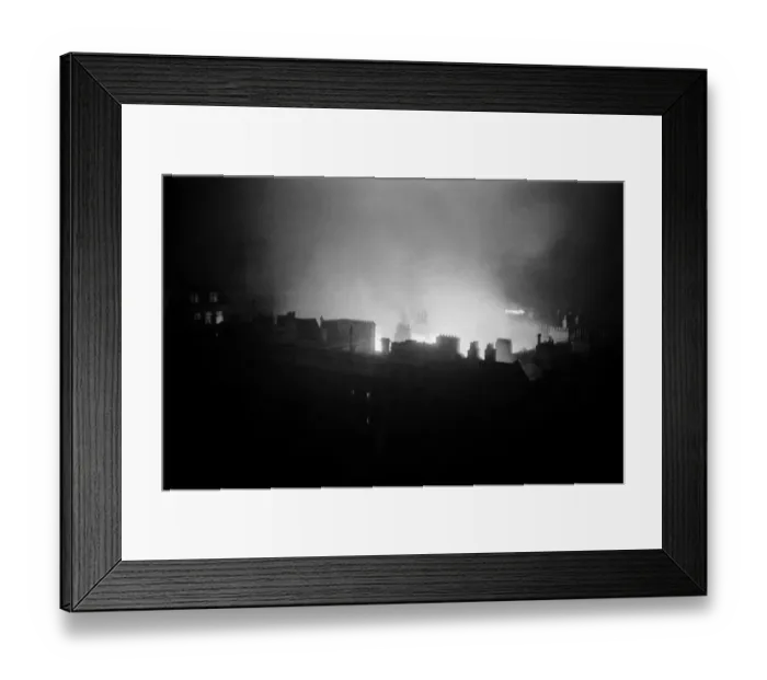 Framed Print : Houses of Parliament ablaze during a night of Bombing. 10th May 1941 Framed Print : Houses of Parliament ablaze during a night of Bombing. 10th May 1941