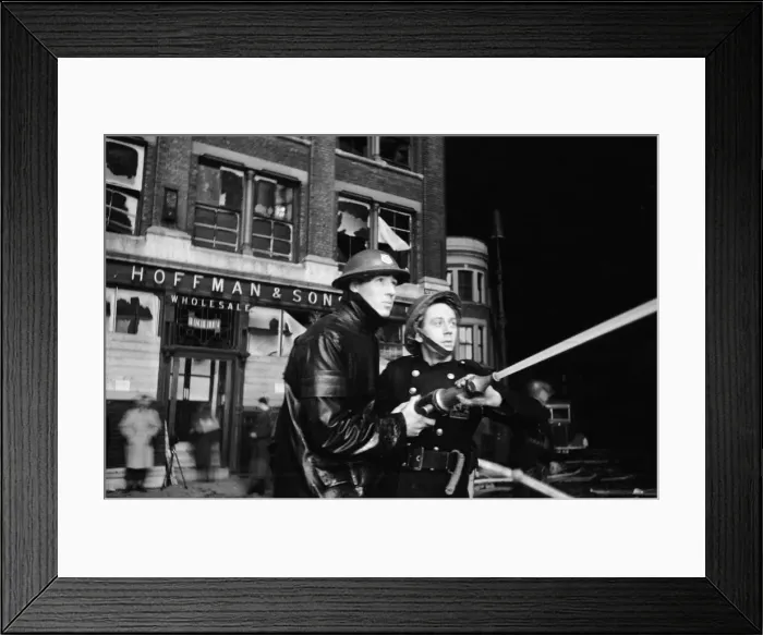 Framed Print : Liptons Storehouse blaze in Shoreditch, 11 January 1941 Framed Print : Liptons Storehouse blaze in Shoreditch, 11 January 1941