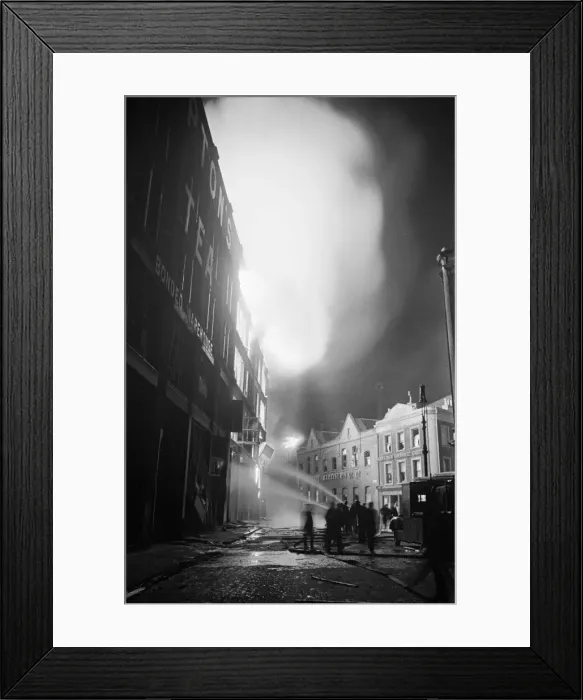 Framed Print : Firemen at work at Liptons Storehouse on Tabernacle St, Shoreditch