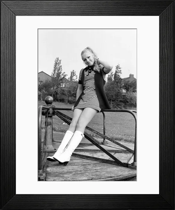 Framed Print : Daily Mirror Autumn Bird Karen Singleton (17) takes a break from working behind