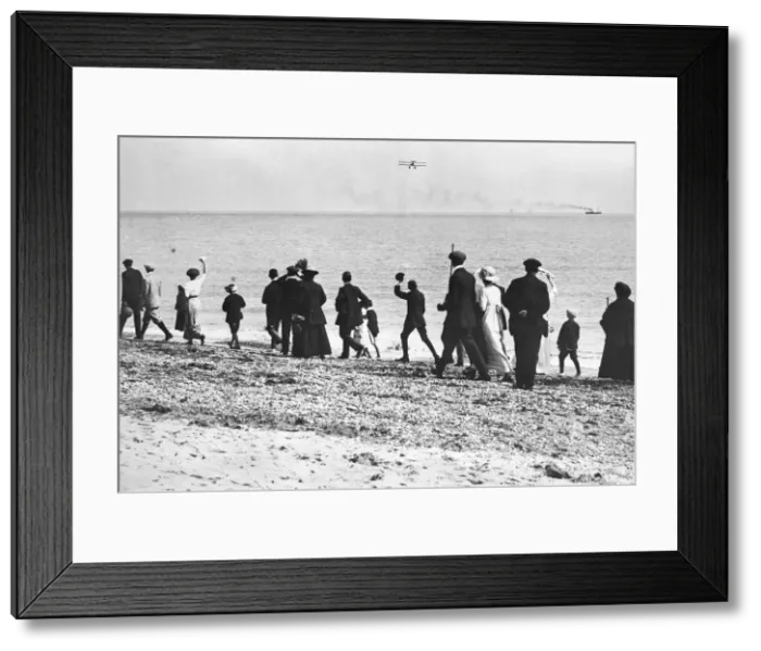 Framed Print : Crowds on Yarmouth beach seen here waving off Harry George Hawker Framed Print : Crowds on Yarmouth beach seen here waving off Harry George Hawker