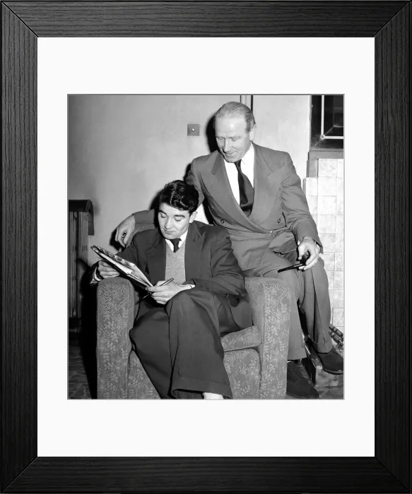 Framed Print : Jackie Blanchflower rarely joins the snooker players he prefers crossword puzzles