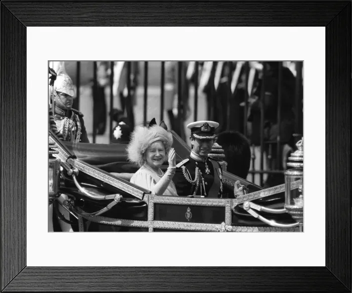 Framed Print : The Queen Mother and Prince Charles travelling along the Strand to St Pauls Cathedral for