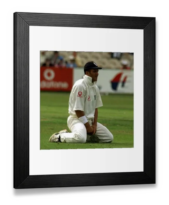 Framed Print : England v New Zealand Cricket Third Test August 1999 Mark Butcher sits on pitch in Framed Print : England v New Zealand Cricket Third Test August 1999 Mark Butcher sits on pitch in