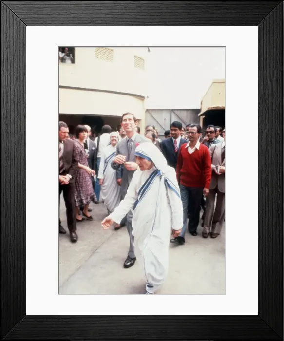 Framed Print : Mother Theresa walking in the street in India with Prince Charles Framed Print : Mother Theresa walking in the street in India with Prince Charles