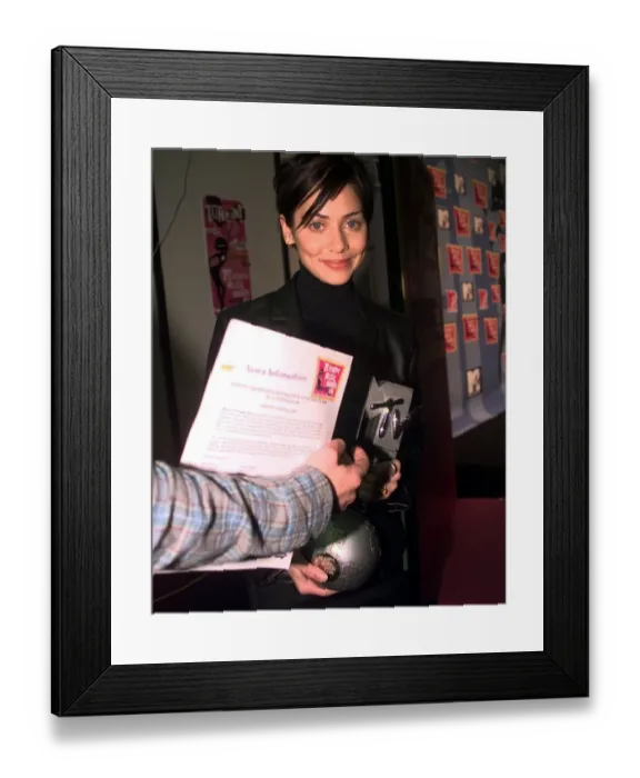 Framed Print : Pop star Natalie Imbruglia picks up her award at the MTV Music Video Awards ceremony in Framed Print : Pop star Natalie Imbruglia picks up her award at the MTV Music Video Awards ceremony in