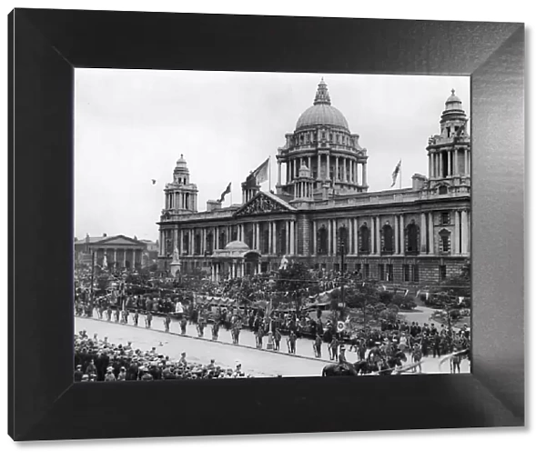 Scene outside the City hall in Belfast during the opening ceremoney. 13th June 1921