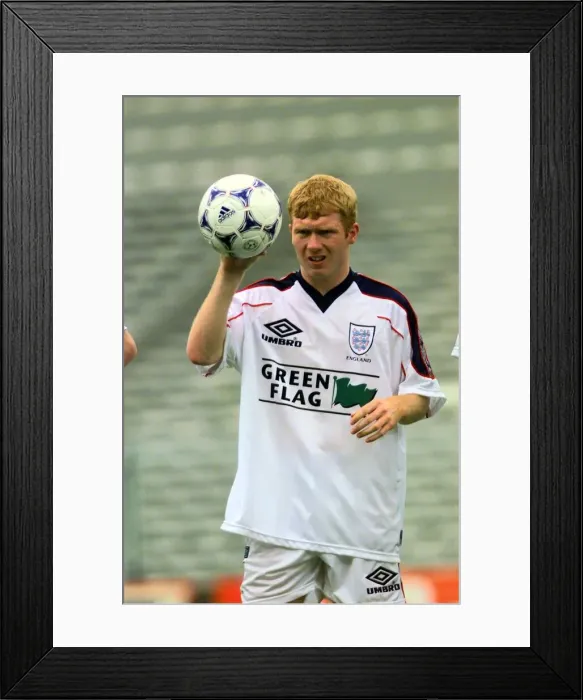Framed Print : Paul Scholes England footballer in training June 1998 for the World Cup Framed Print : Paul Scholes England footballer in training June 1998 for the World Cup