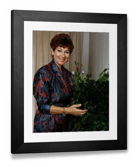 Framed Print : Juliette Kaplan Actress At Home In Margate A©Mirrorpix Framed Print : Juliette Kaplan Actress At Home In Margate A©Mirrorpix