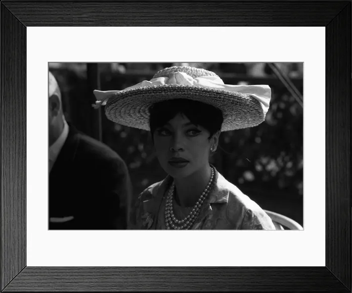 Framed Print : P6121 Box Q185 Actress Leslie Carroll at Sandown racecourse. Y2K Fame Framed Print : P6121 Box Q185 Actress Leslie Carroll at Sandown racecourse. Y2K Fame