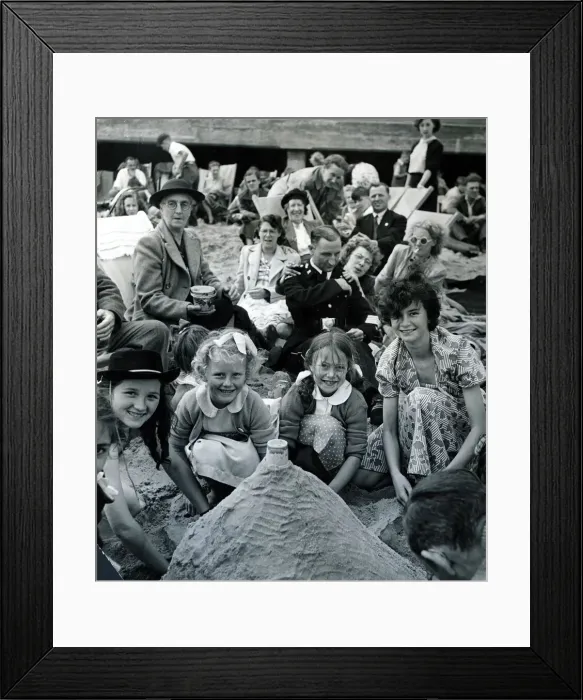 Framed Print : Mr Joe Smith of Lennox Street Walthmstow E 17 of the Lennox Ladders gave an outing to 70
