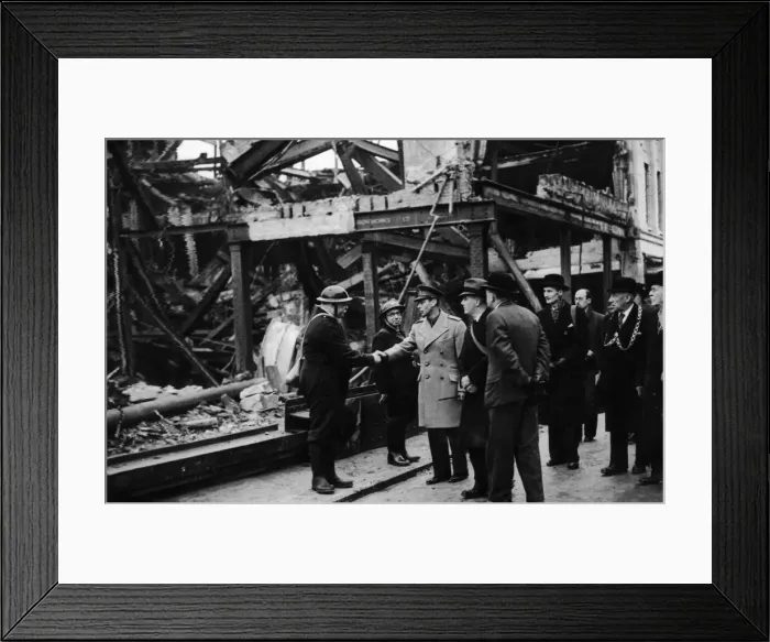Framed Print : King George VI meets air raid wardens during his visit to the bomed damaged city of
