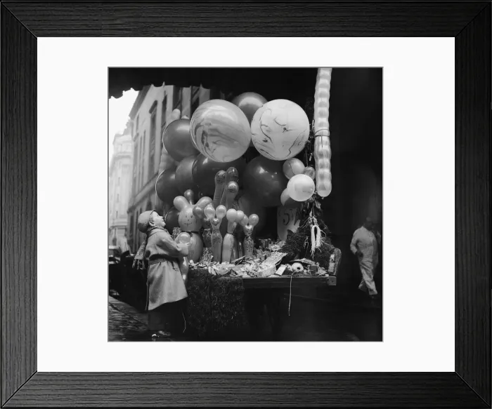 Framed Print : Children with balloons during Christmas shopping scenes in Regent Street, London Framed Print : Children with balloons during Christmas shopping scenes in Regent Street, London