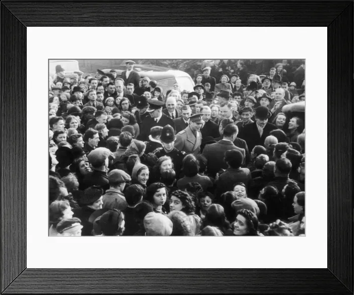 Framed Print : King George VI surrounded by a crowd of enthusiastic people welcoming him to the bomb Framed Print : King George VI surrounded by a crowd of enthusiastic people welcoming him to the bomb