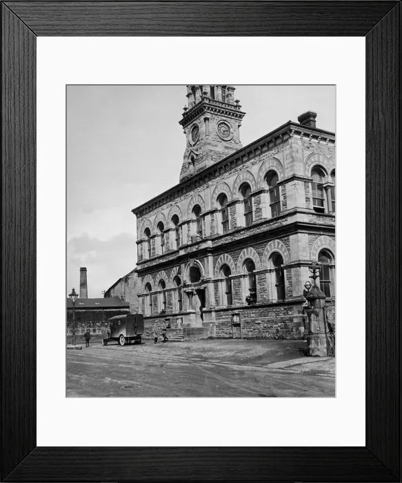 Framed Print : Sligo town hall seen here being held by Republican troops. 19th April 1922 Framed Print : Sligo town hall seen here being held by Republican troops. 19th April 1922
