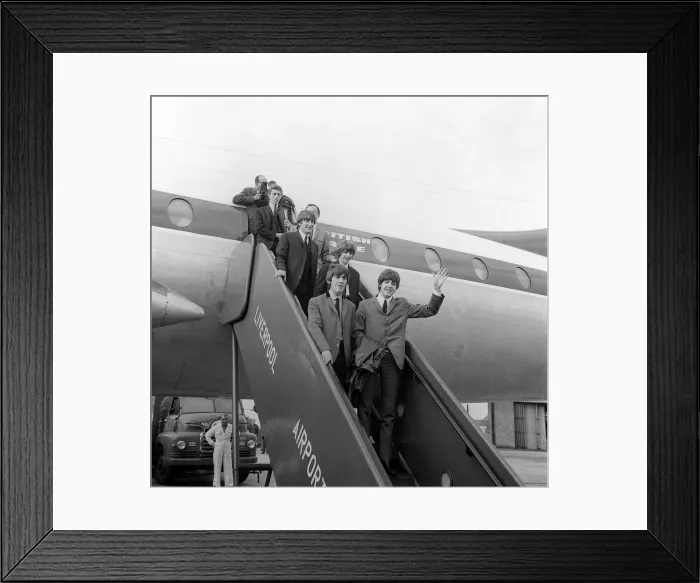 Framed Print : John Lennon, Paul McCartney, George Harrison and Ringo Starr leaving the aircraft Framed Print : John Lennon, Paul McCartney, George Harrison and Ringo Starr leaving the aircraft