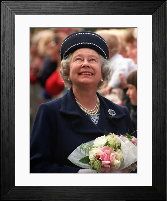 Framed Print : Queen Elizabeth II on walkabout in Dundee, June 1998 Framed Print : Queen Elizabeth II on walkabout in Dundee, June 1998