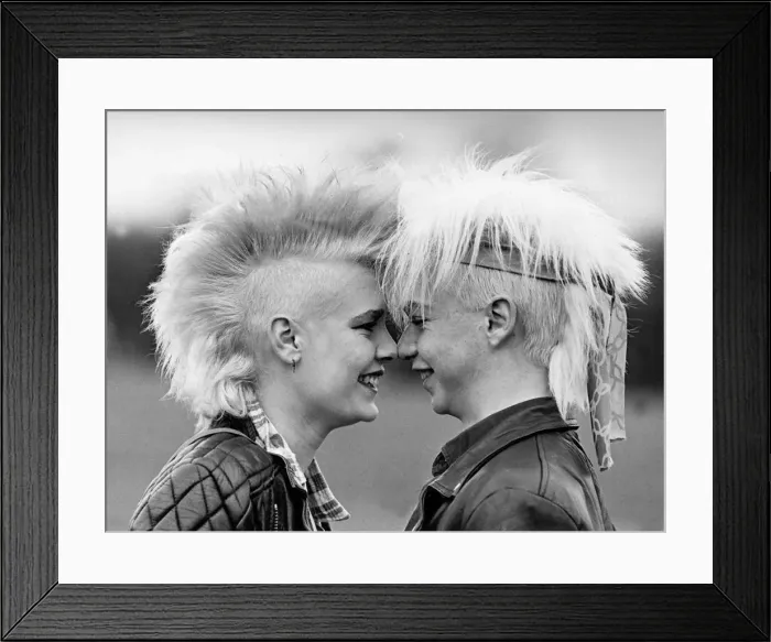 Framed Print : Punks Wendy Darlow and boyfriend Martyn Hawden 1985 bleached Mohican haircuts Framed Print : Punks Wendy Darlow and boyfriend Martyn Hawden 1985 bleached Mohican haircuts